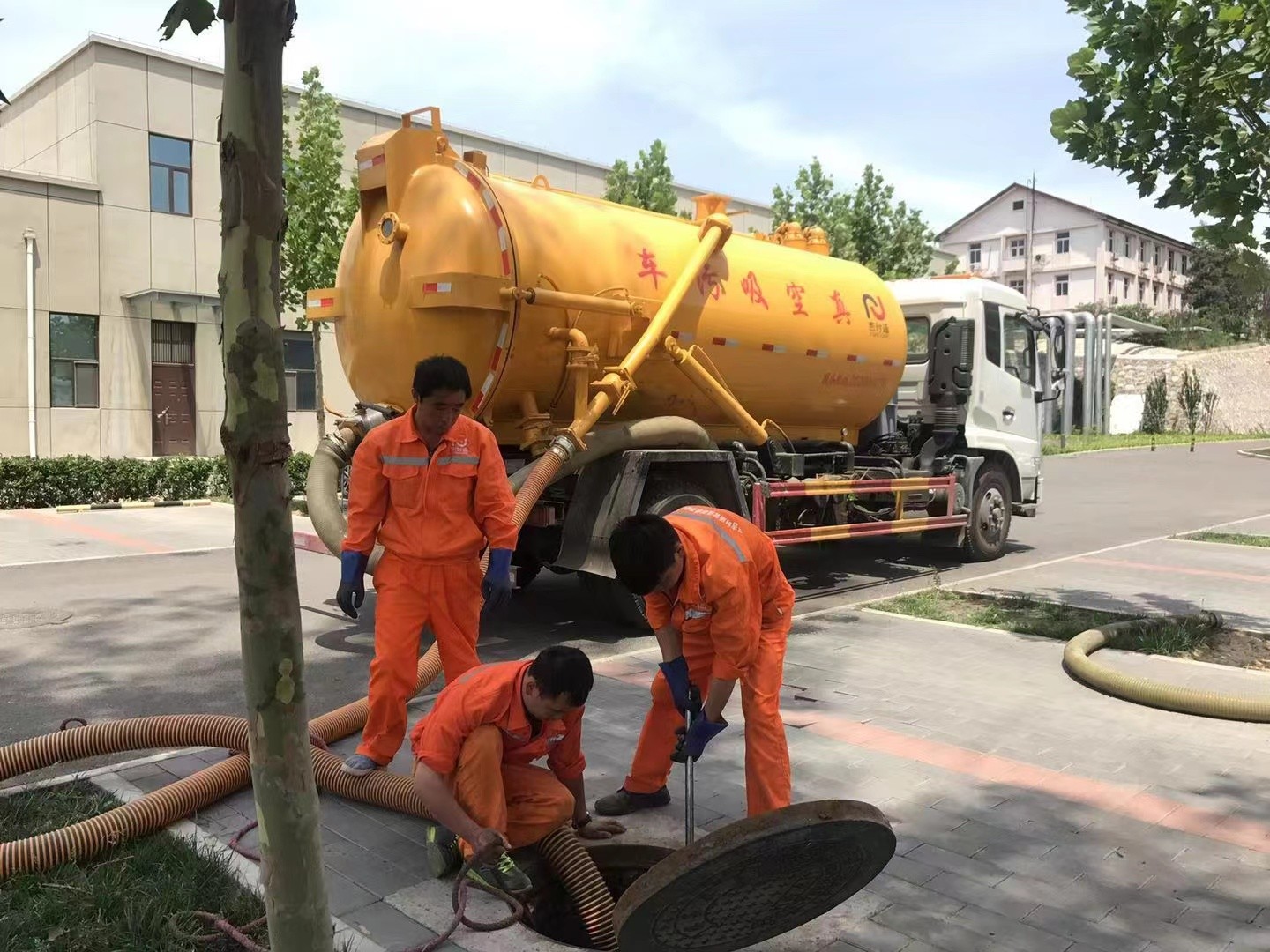 镇赉管道疏通车停在窨井附近